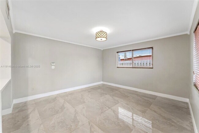 Building Photo - 810 E 9th Pl