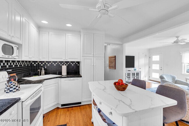 Building Photo - 407 8th Ave