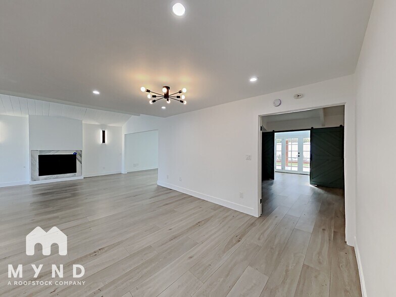 Building Photo - 13942 Mango Dr