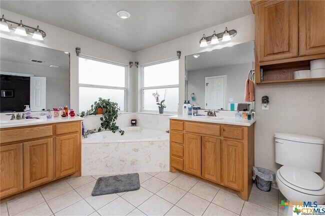 Building Photo - 1415 Loving Trl