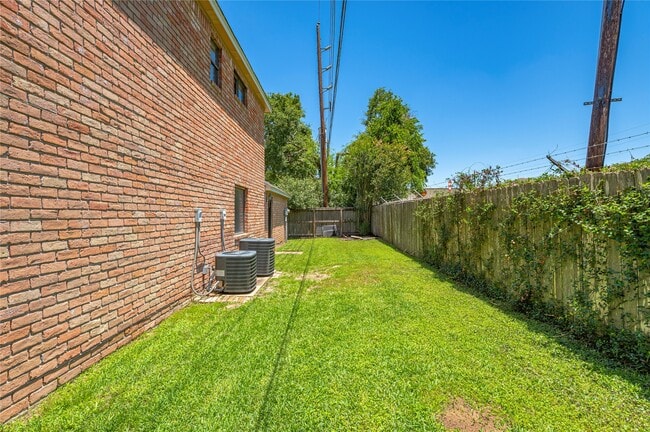 Building Photo - 911 Montview Dr