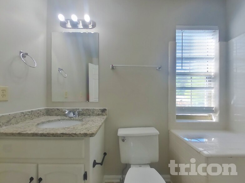 Building Photo - 2055 Towne Manor Dr NW