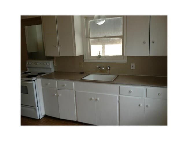Building Photo - 301 Primrose Dr