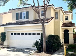 Building Photo - Beautiful 3 bedroom 2.5 bathroom home is M...