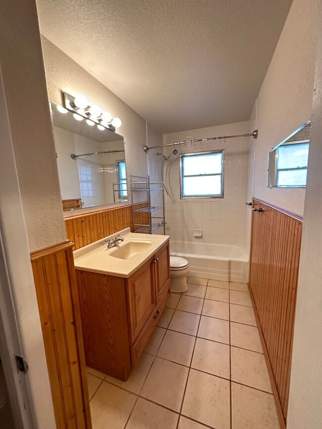 Building Photo - 3/2 with huge backyard and bonus living room