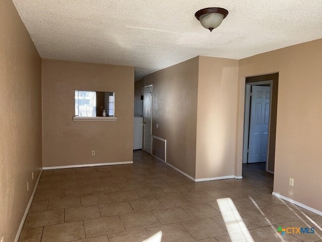 Building Photo - 2405 Shoemaker Dr