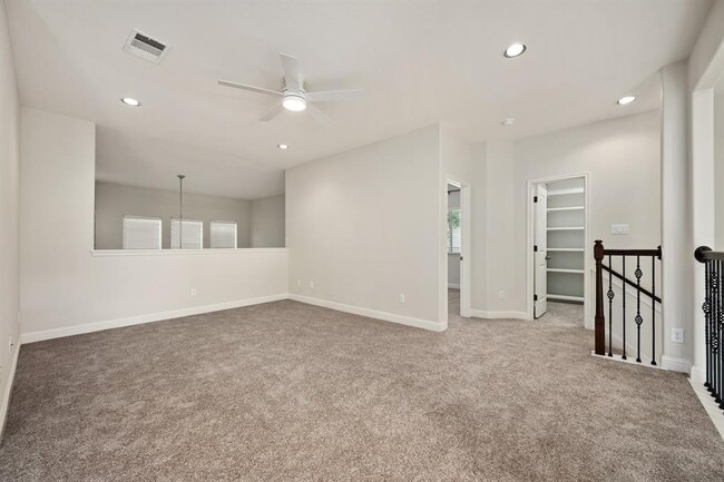 Building Photo - 8620 Alophia Dr