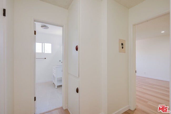 Building Photo - 305 E Plymouth St