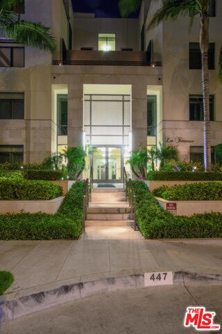 Building Photo - 447 N Doheny Dr