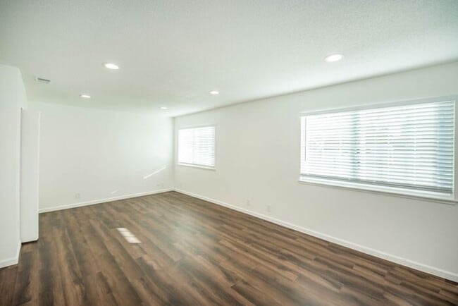 Building Photo - Newly Remodeled Single Family Home