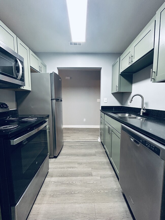 Building Photo - 1405 Leonard Ave