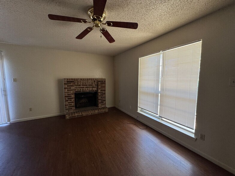 Building Photo - 3002 Chaucer Dr