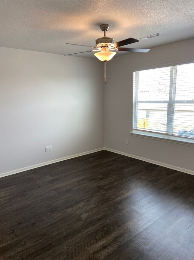 Building Photo - Pre-Leasing Now: Comfortable 3-Bedroom, 2.5-Bath Home in Oak Woods!