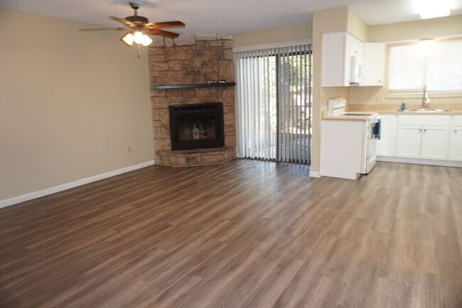 Building Photo - 3 Bedroom 3 Bath Townhome located in Arlin...