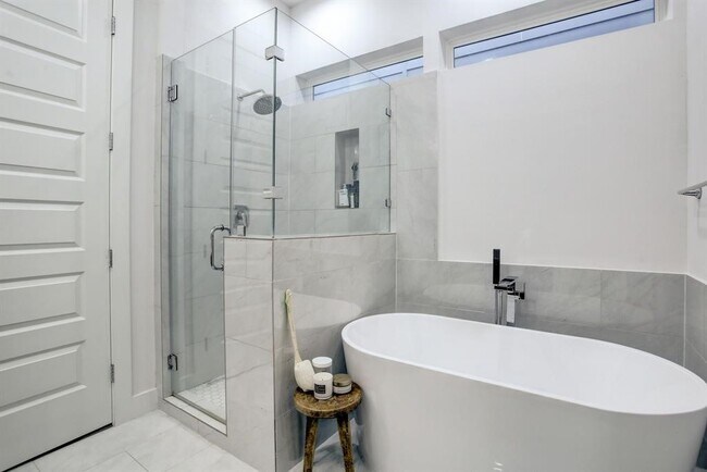 Building Photo - 808 Fisher St