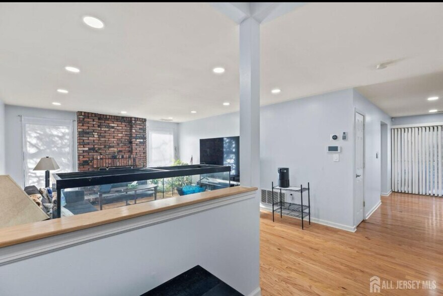 Living room - 284 Willowbrook Dr