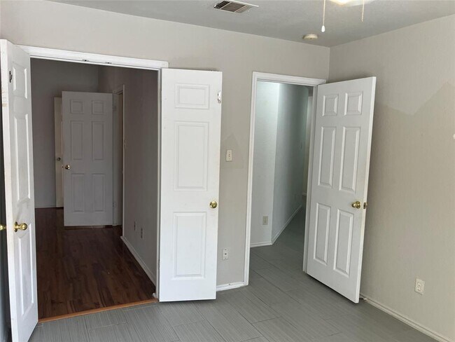 Building Photo - 1209 Wood Creek Dr