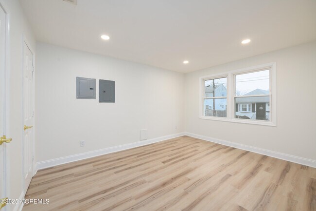 Building Photo - 136 7th St