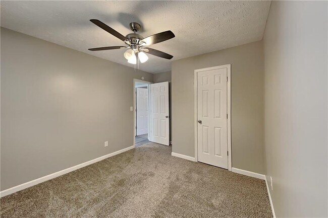 Building Photo - 4006 Maxanne Dr NW