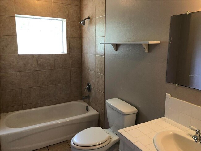 Building Photo - 616 E 1st St