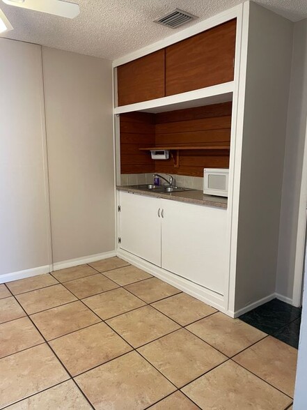 Building Photo - 3451 NE 13th Ave