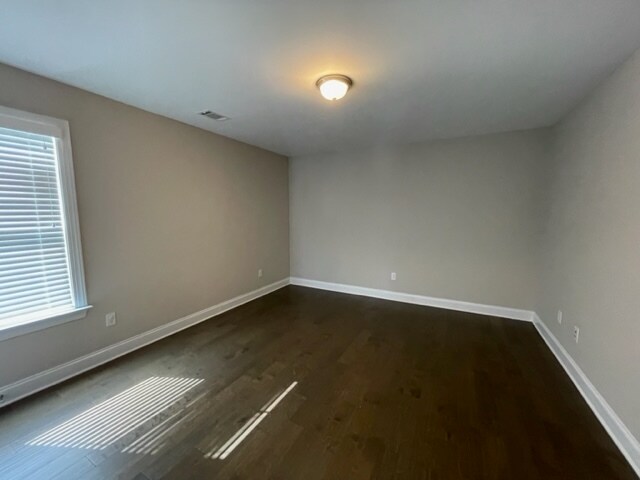Building Photo - 2124 Kinsale Ave