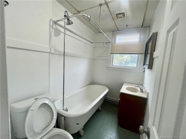 Building Photo - 1309 Bank St