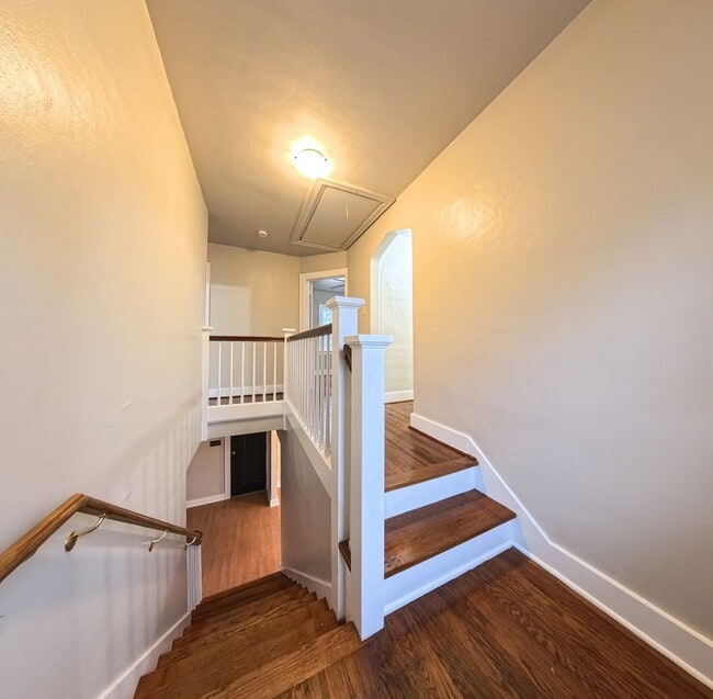 Building Photo - Beautiful 3 bedroom 1 bathroom home