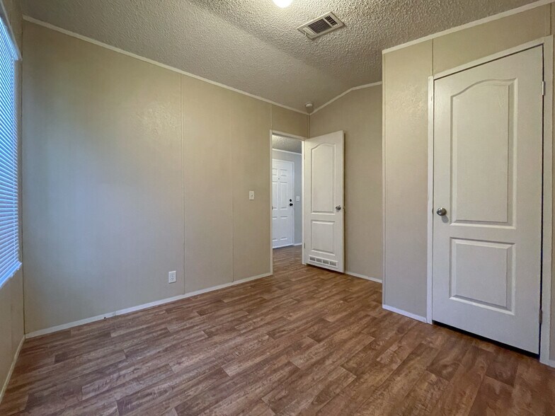 Building Photo - 436 Daybreak St