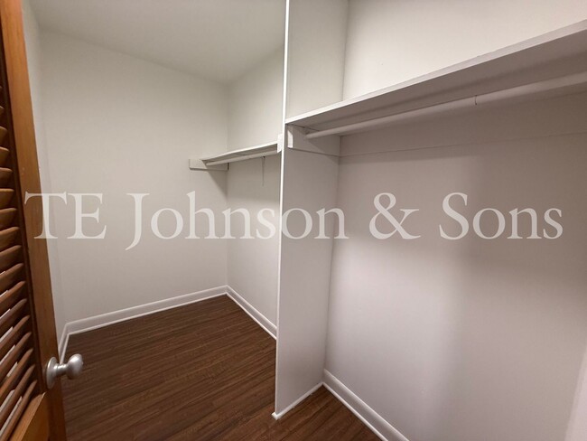 Building Photo - 2 Bedroom Salem View Apartment!