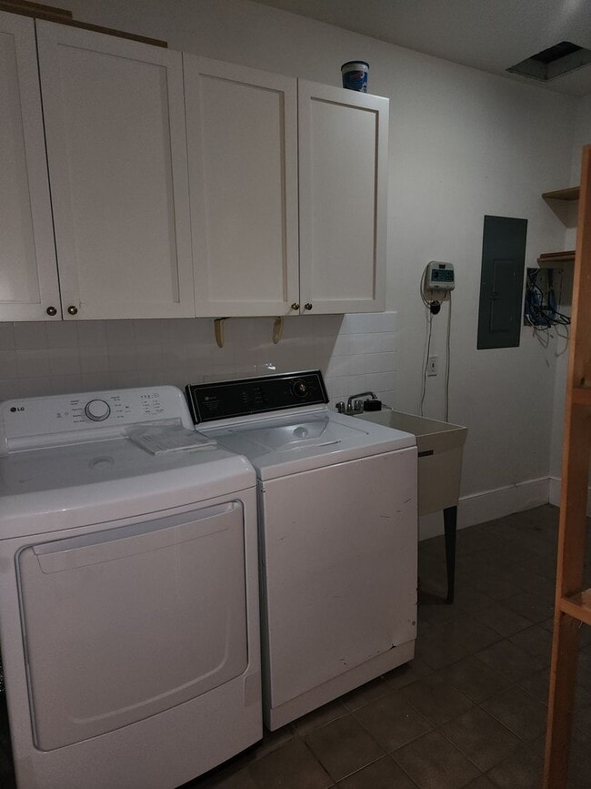 Building Photo - Spacious 3BR/3BA in Sought- After Queen Anne Location