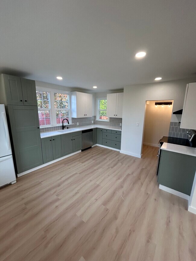 Building Photo - 2050 Roosevelt Ave