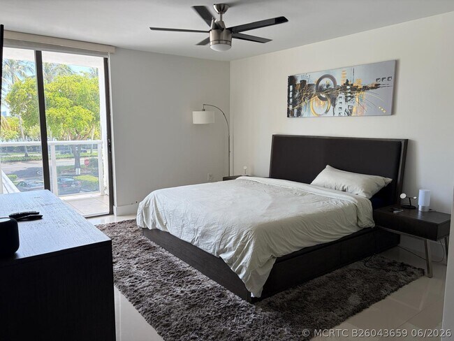 Building Photo - 3625 N Country Club Dr