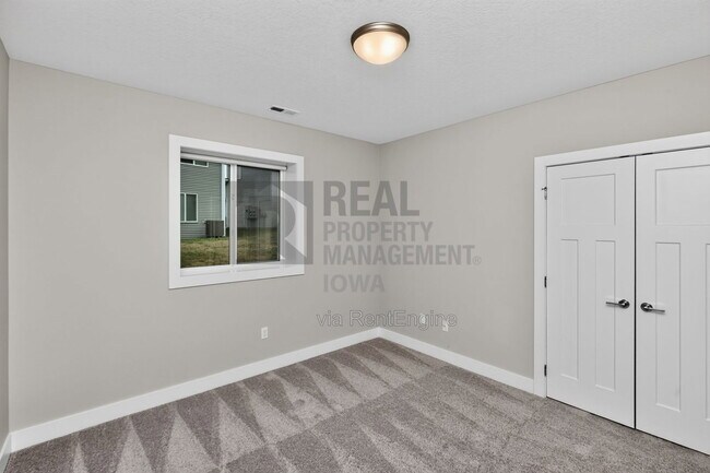 Building Photo - 5638 Fernwood Dr