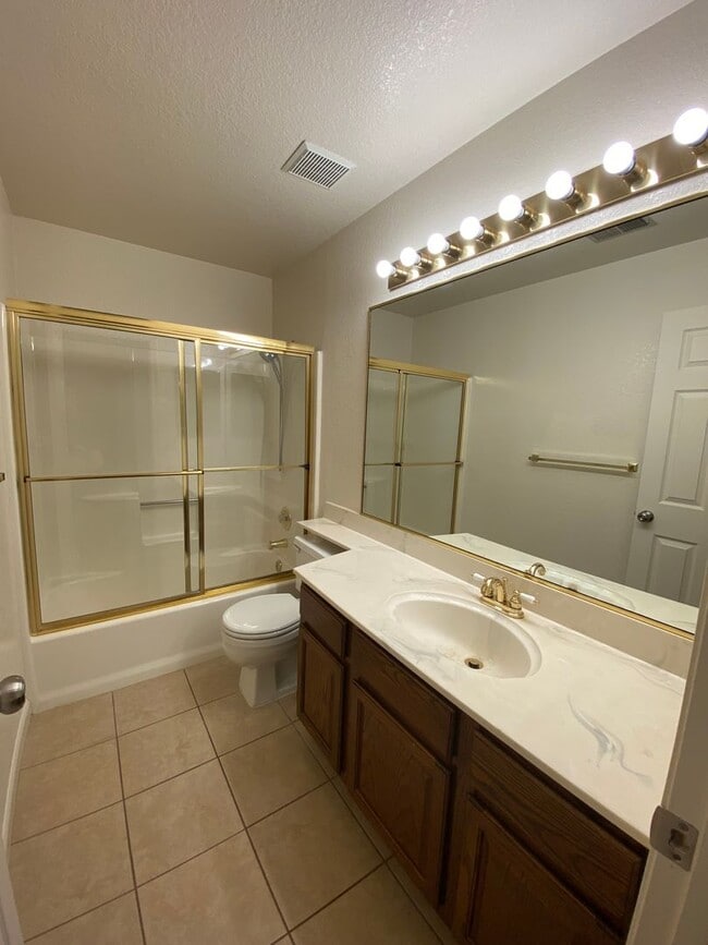 Building Photo - Vacaville 3bed/2bath home! Open floor plan...