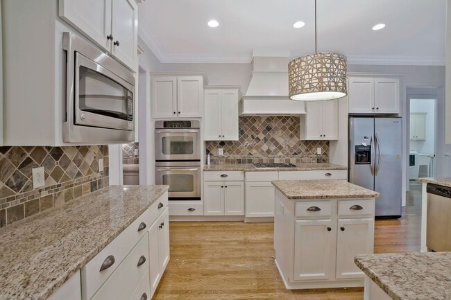 Building Photo - Stunning 4BE/3.5BA home in the very desira...