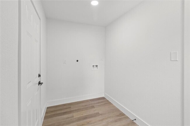 Building Photo - 702 Cedar Ln