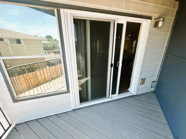Building Photo - Updated 2 Bedroom, 2 Bath Condo (Available Immediately)