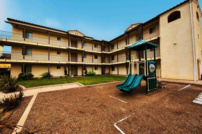 Building Photo - Beautiful 2 bedroom/2 bath in gated commun...