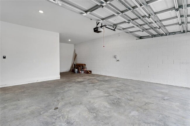 Building Photo - 512 Bellflower Way