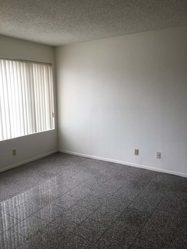 Building Photo - Beautiful 3BR/2BA Home In Family Neighborh...