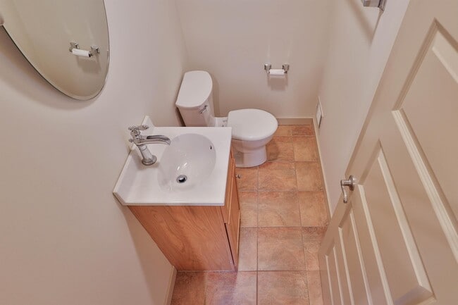 Building Photo - 1104 Elm St