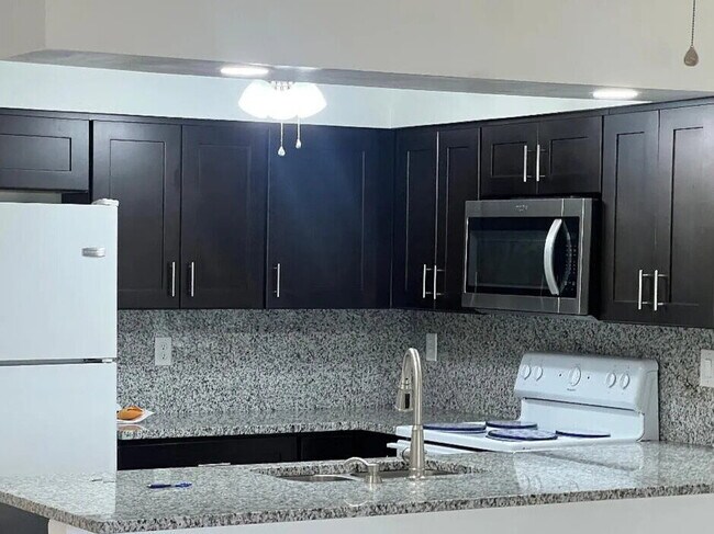 Building Photo - 686 Royalty Ct