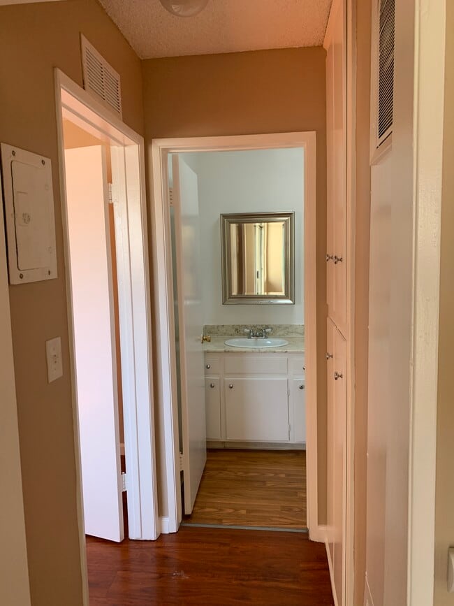 Building Photo - 1420 N Fuller Ave