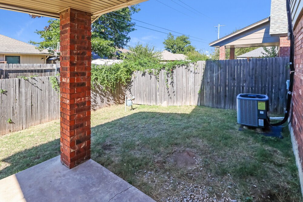 Building Photo - 2107 Lakecrest Dr