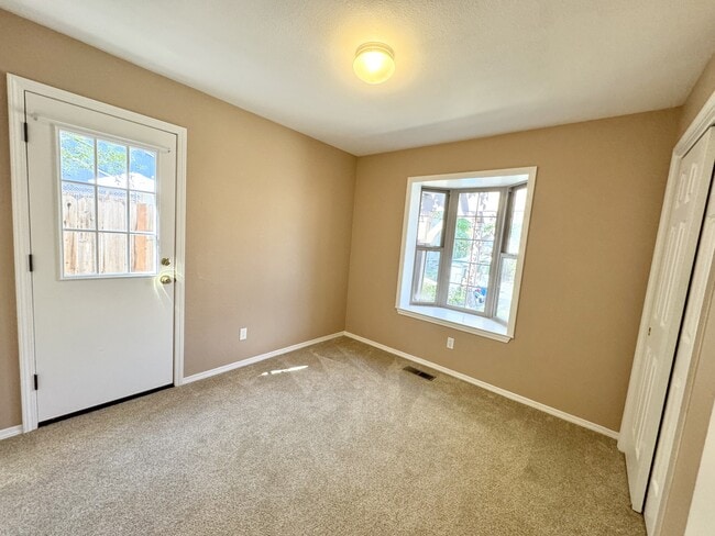 Building Photo - 260 Arnos St