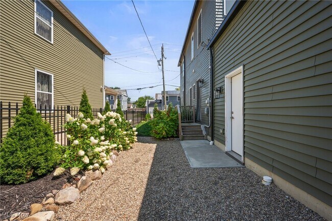 Building Photo - 2078 W 44th St