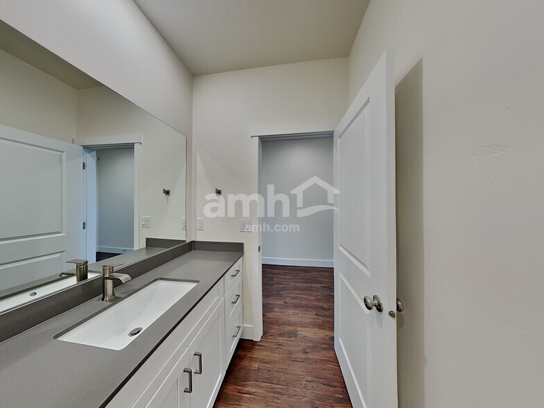 Building Photo - 1052 S Woodsome Ave