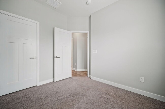 Building Photo - Luxurious 3-bedroom 2.5 bath townhome with Garage in Chesapeake