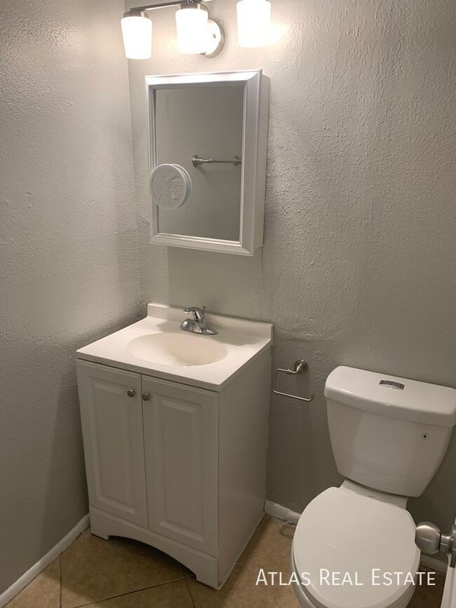 Building Photo - ***2 Weeks Free***: 2/1 BATH NEAR GLENDALE...